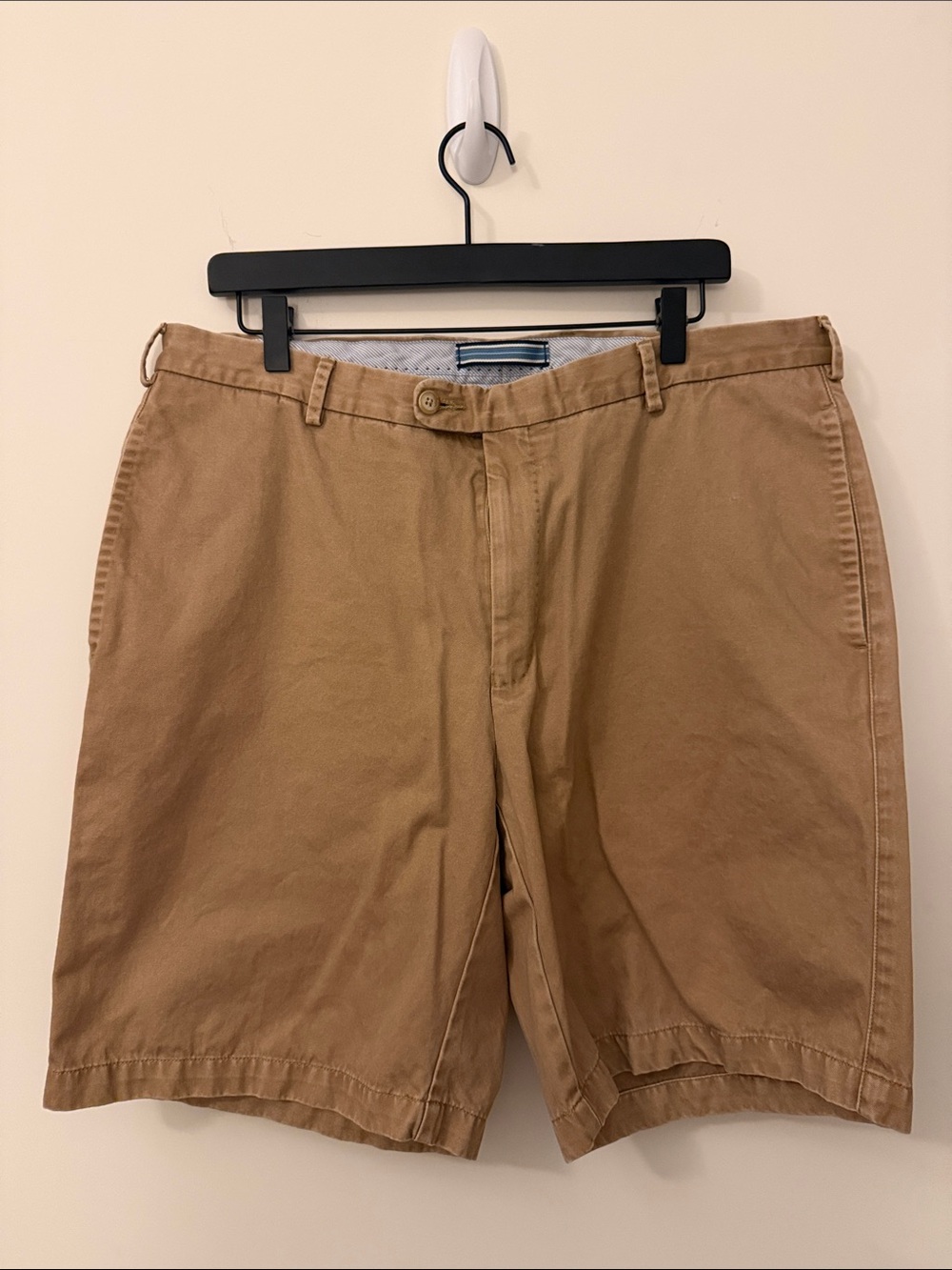 Peter Millar Men's Khaki Flat-Front Chino Shorts